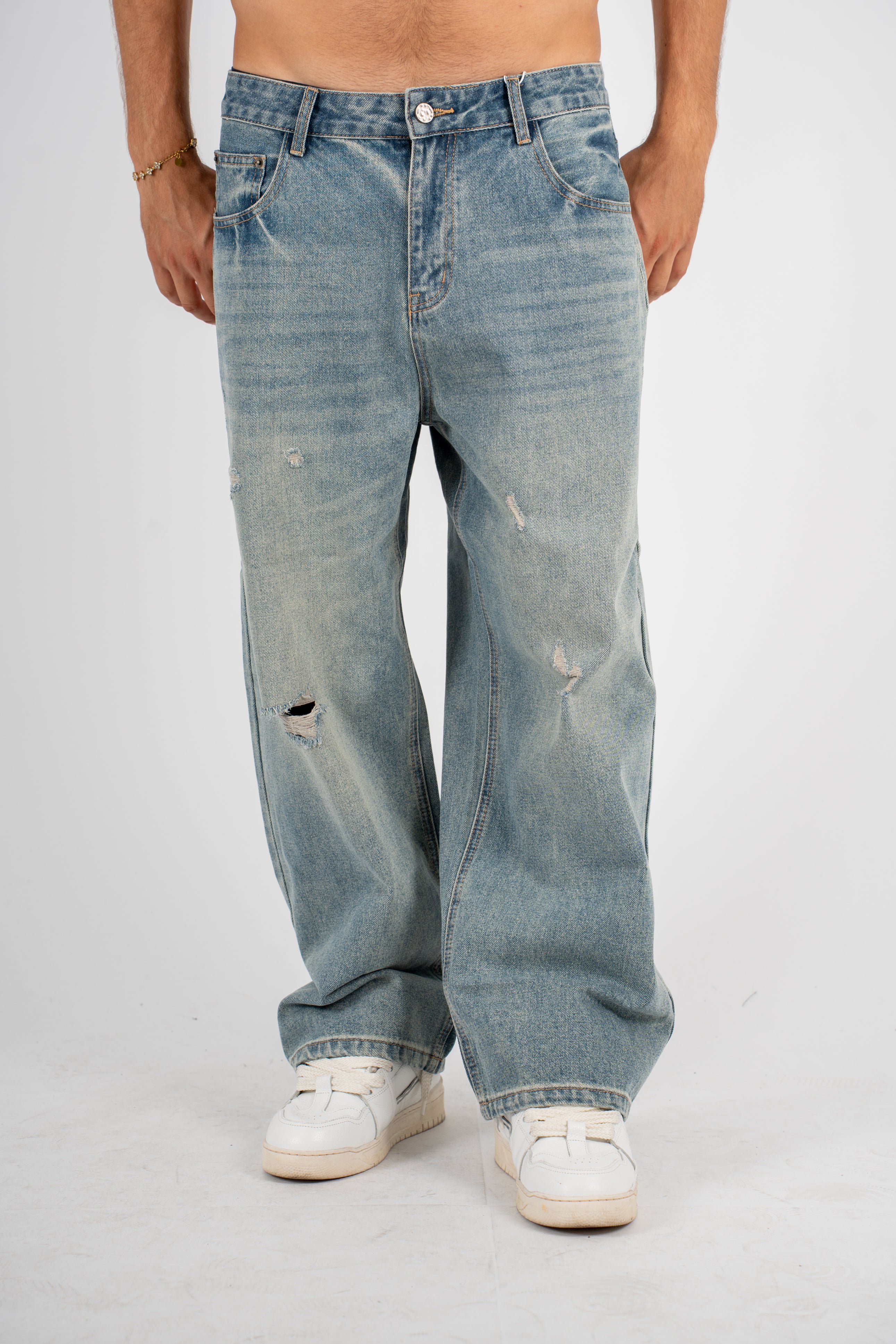 AE704718.jpg